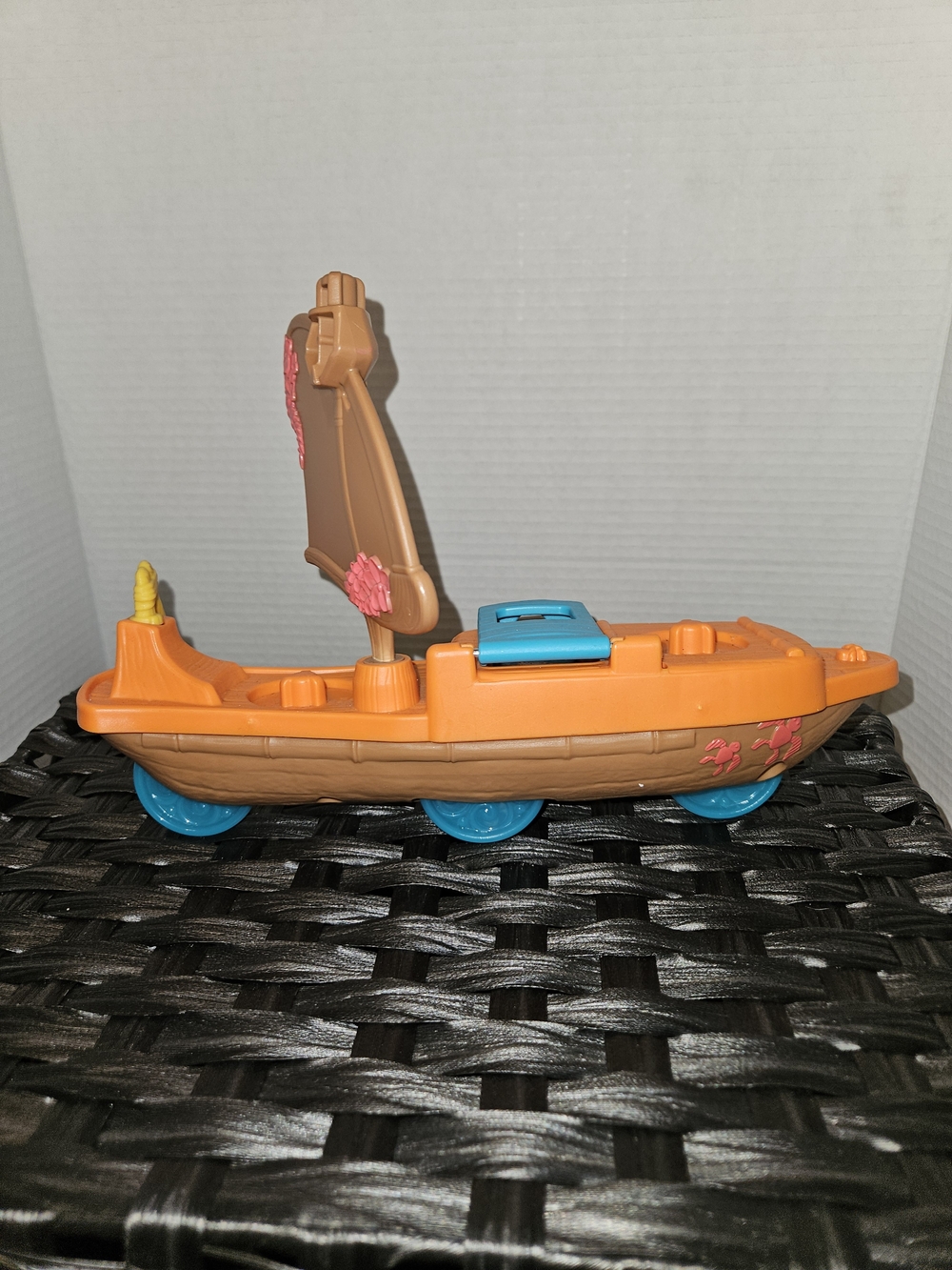 Little People Orange Sailing Moana Playboat Toy with Yellow Paddle - Picture 5 of 6